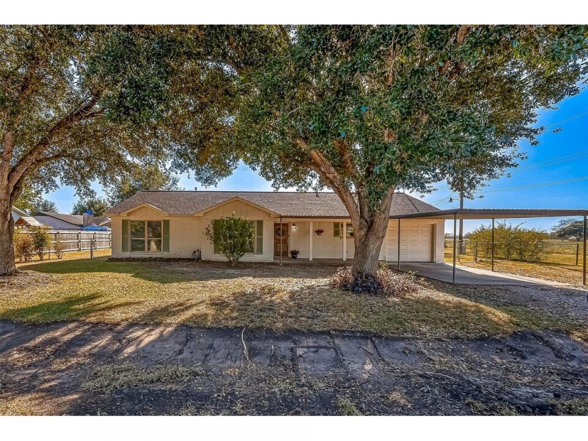 Picture of Home For Sale in Wallis, Texas, United States