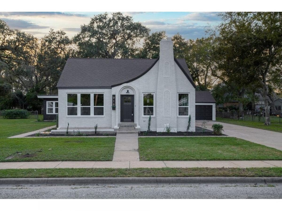 Picture of Home For Sale in Columbus, Texas, United States