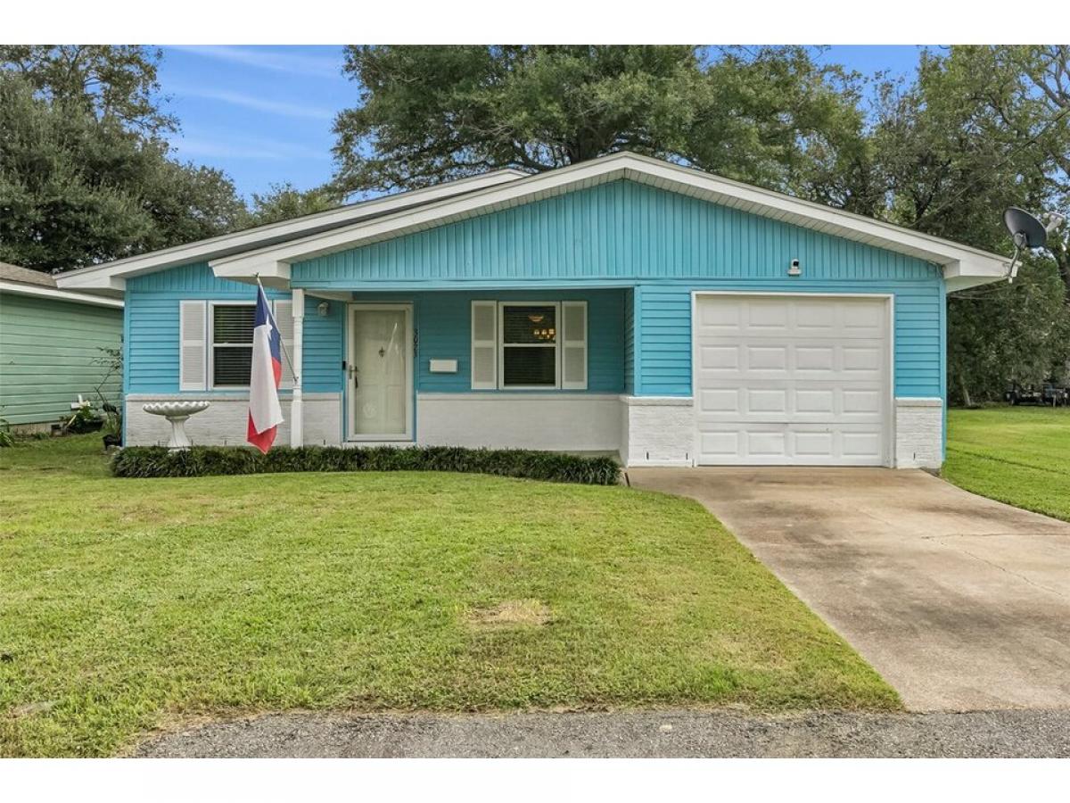 Picture of Home For Sale in Nederland, Texas, United States