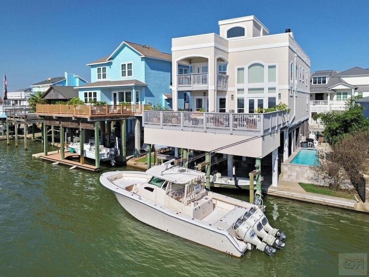 Picture of Home For Sale in Tiki Island, Texas, United States