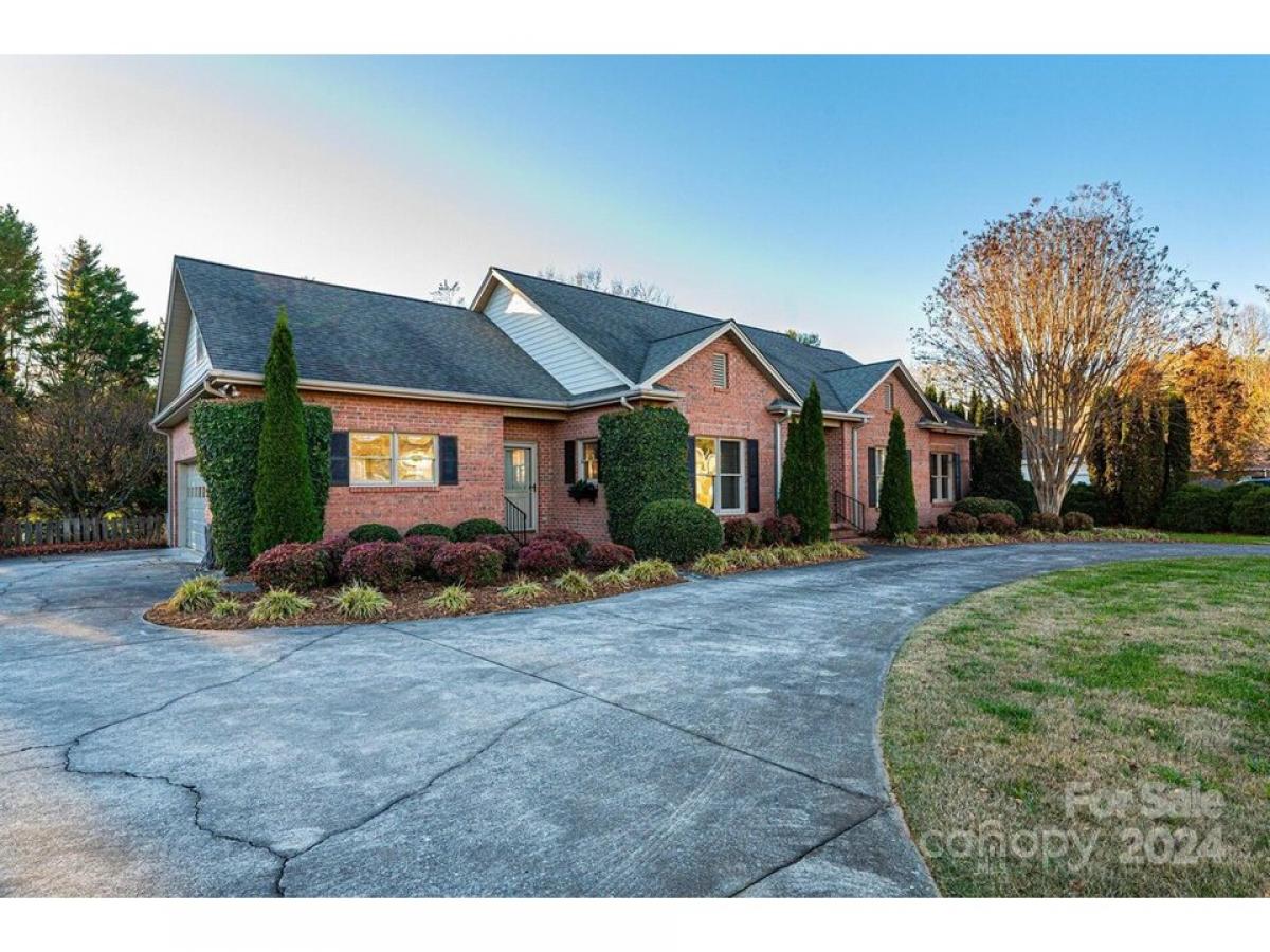 Picture of Home For Sale in Lenoir, North Carolina, United States