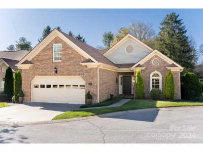 Home For Sale in Hendersonville, North Carolina