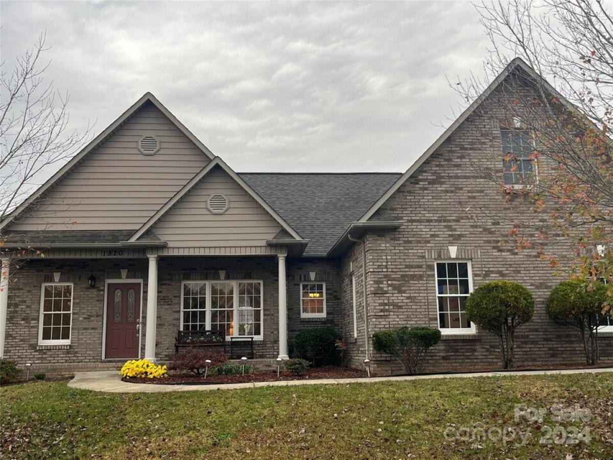 Picture of Home For Sale in Hickory, North Carolina, United States