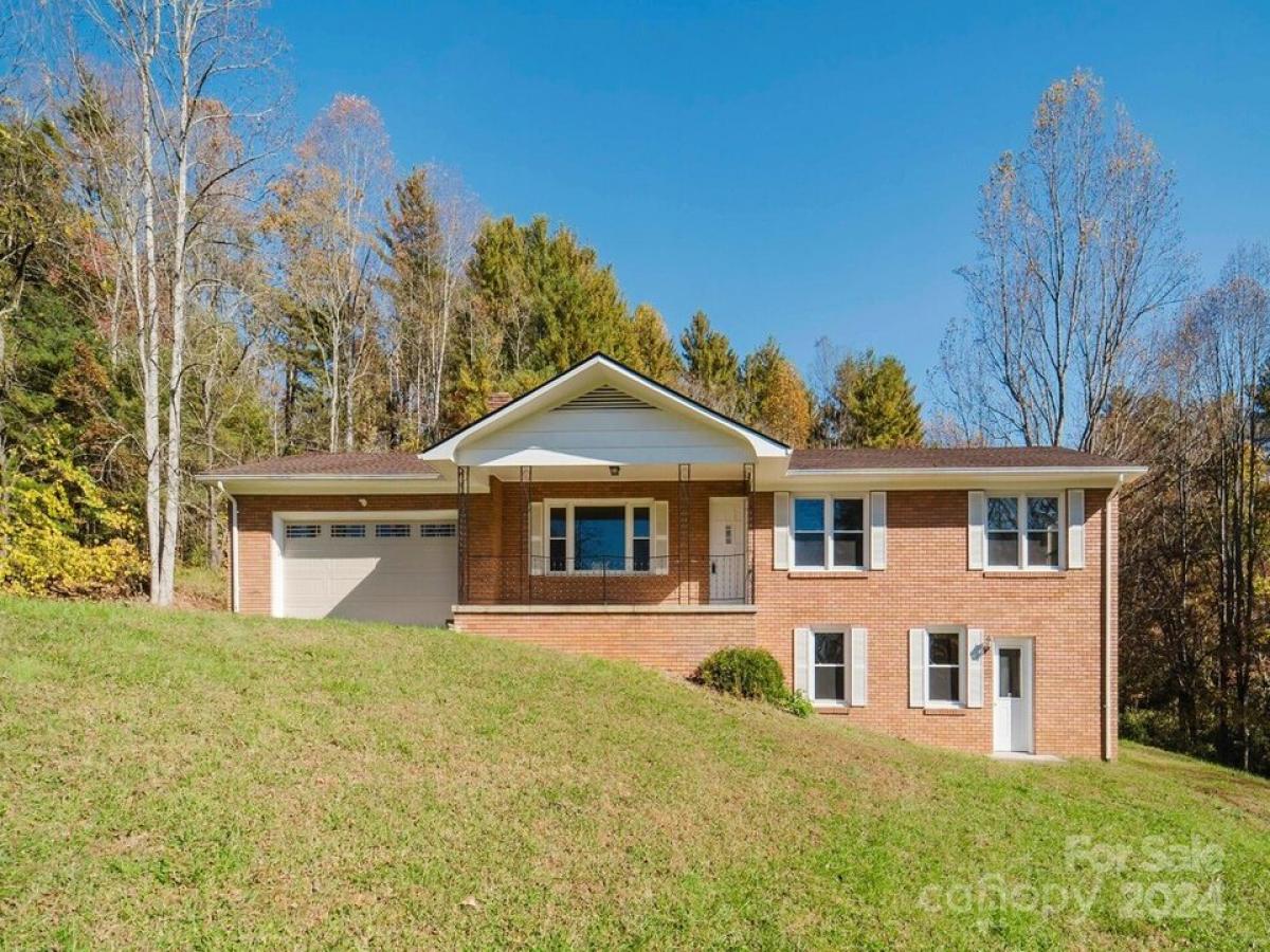 Picture of Home For Sale in Hendersonville, North Carolina, United States