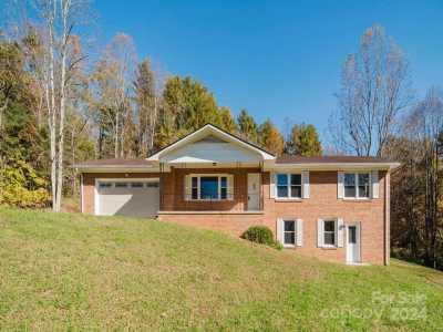 Home For Sale in Hendersonville, North Carolina