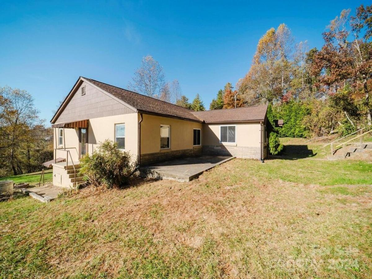 Picture of Home For Sale in Hendersonville, North Carolina, United States