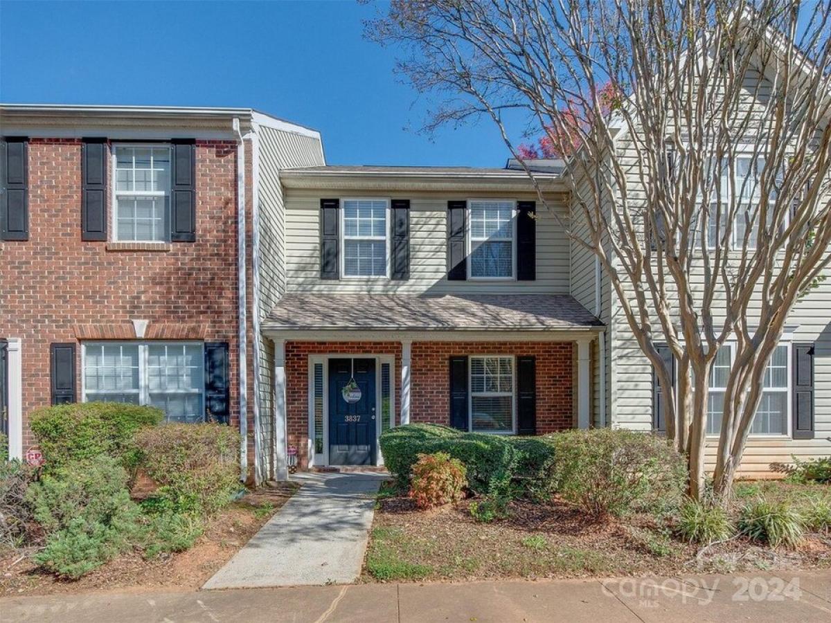 Picture of Home For Sale in Charlotte, North Carolina, United States