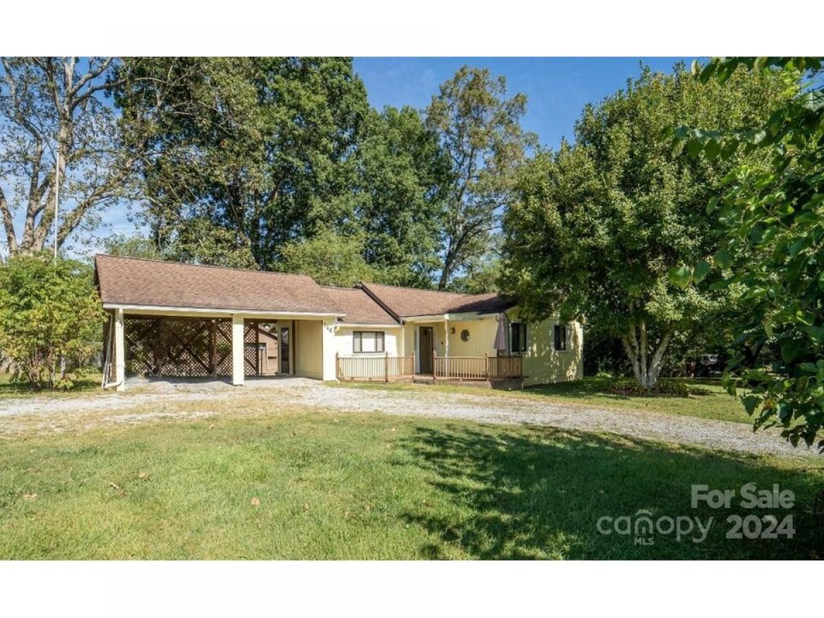 Picture of Home For Sale in Hendersonville, North Carolina, United States