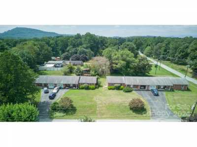 Home For Sale in Hendersonville, North Carolina