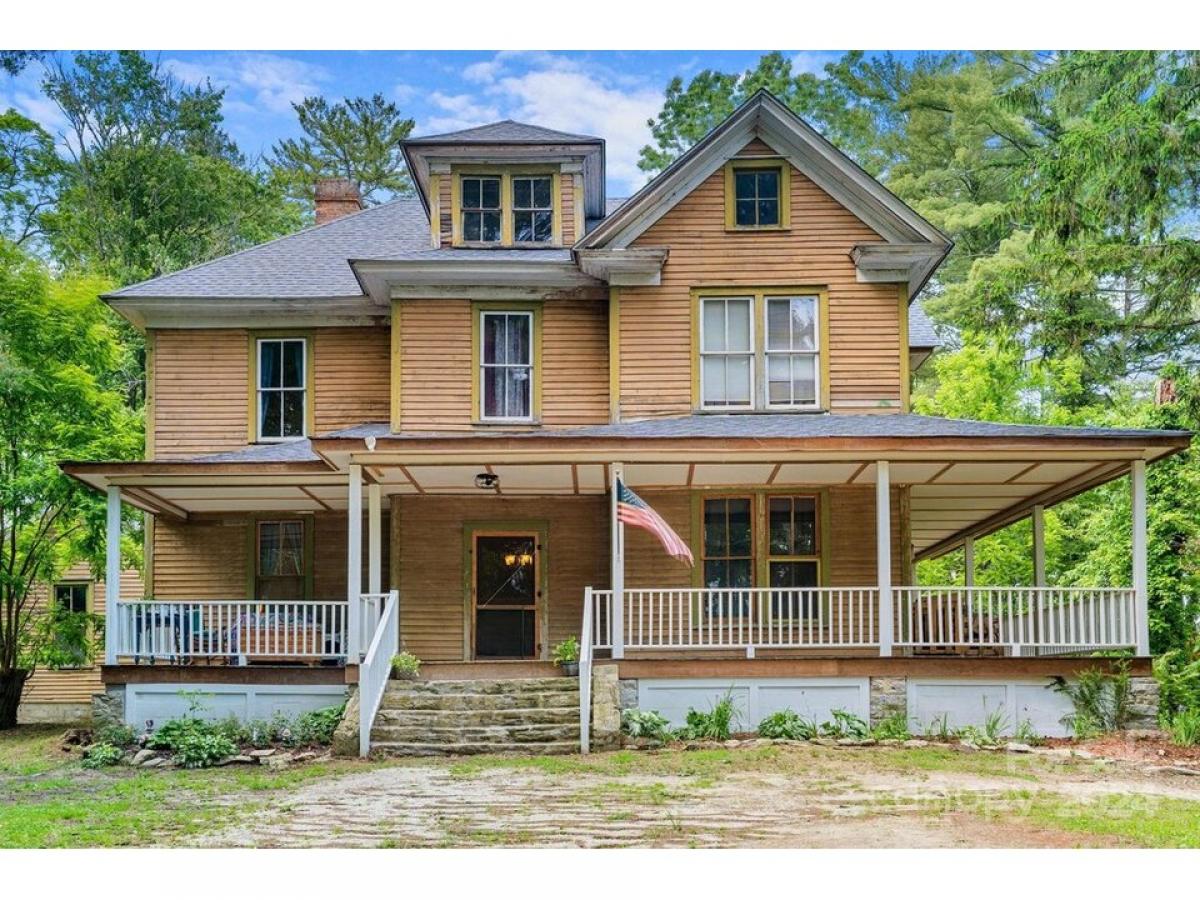 Picture of Home For Sale in Hendersonville, North Carolina, United States