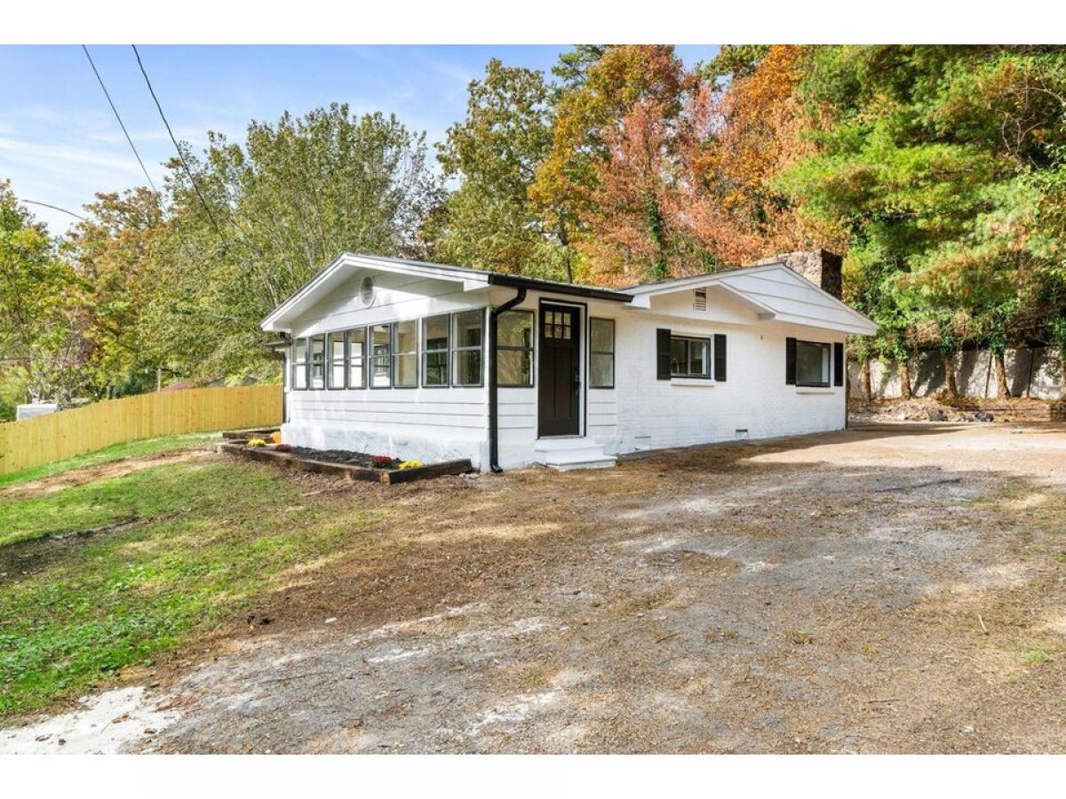 Picture of Home For Sale in Chickamauga, Georgia, United States