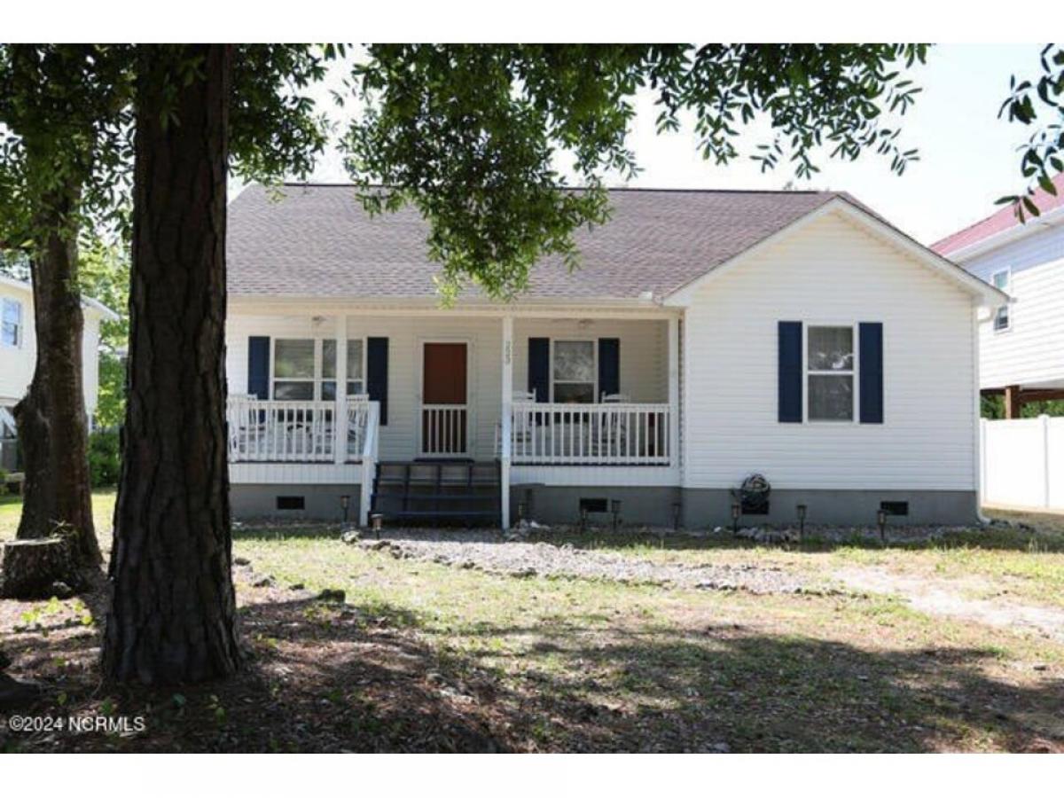 Picture of Home For Sale in Oak Island, North Carolina, United States