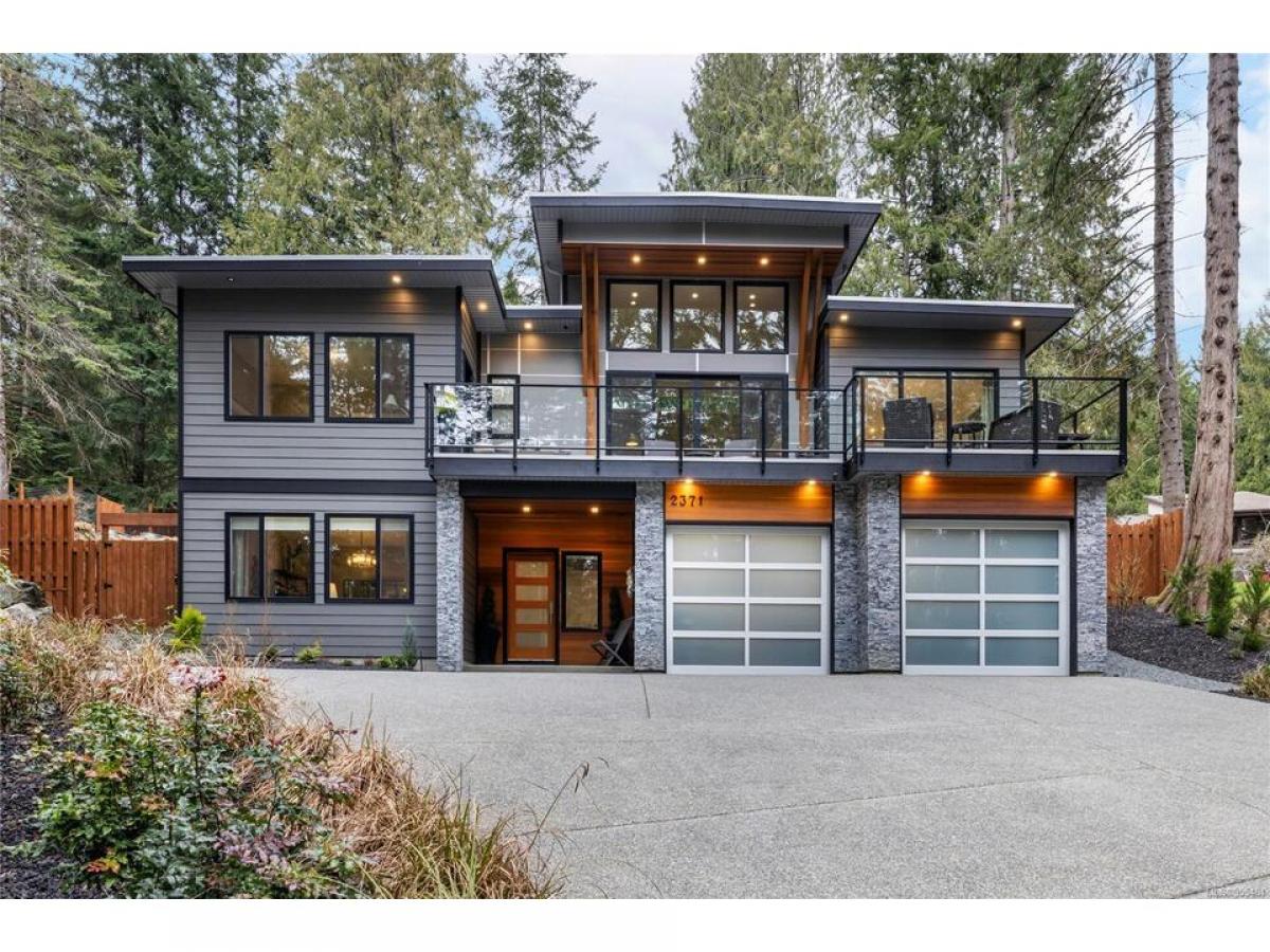 Picture of Home For Sale in Shawnigan Lake, British Columbia, Canada