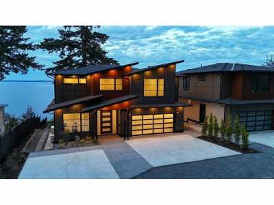 Home For Sale in Saanich, Canada