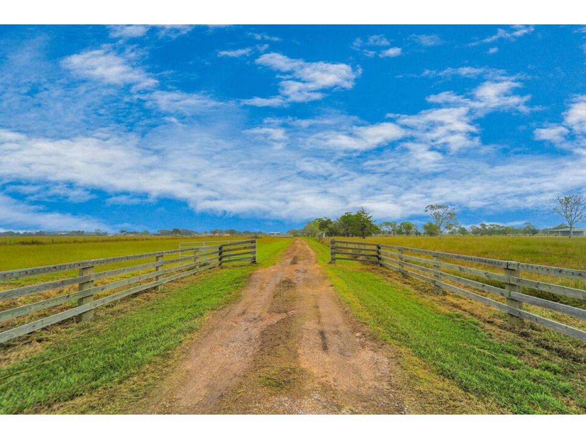 Picture of Home For Sale in Guy, Texas, United States