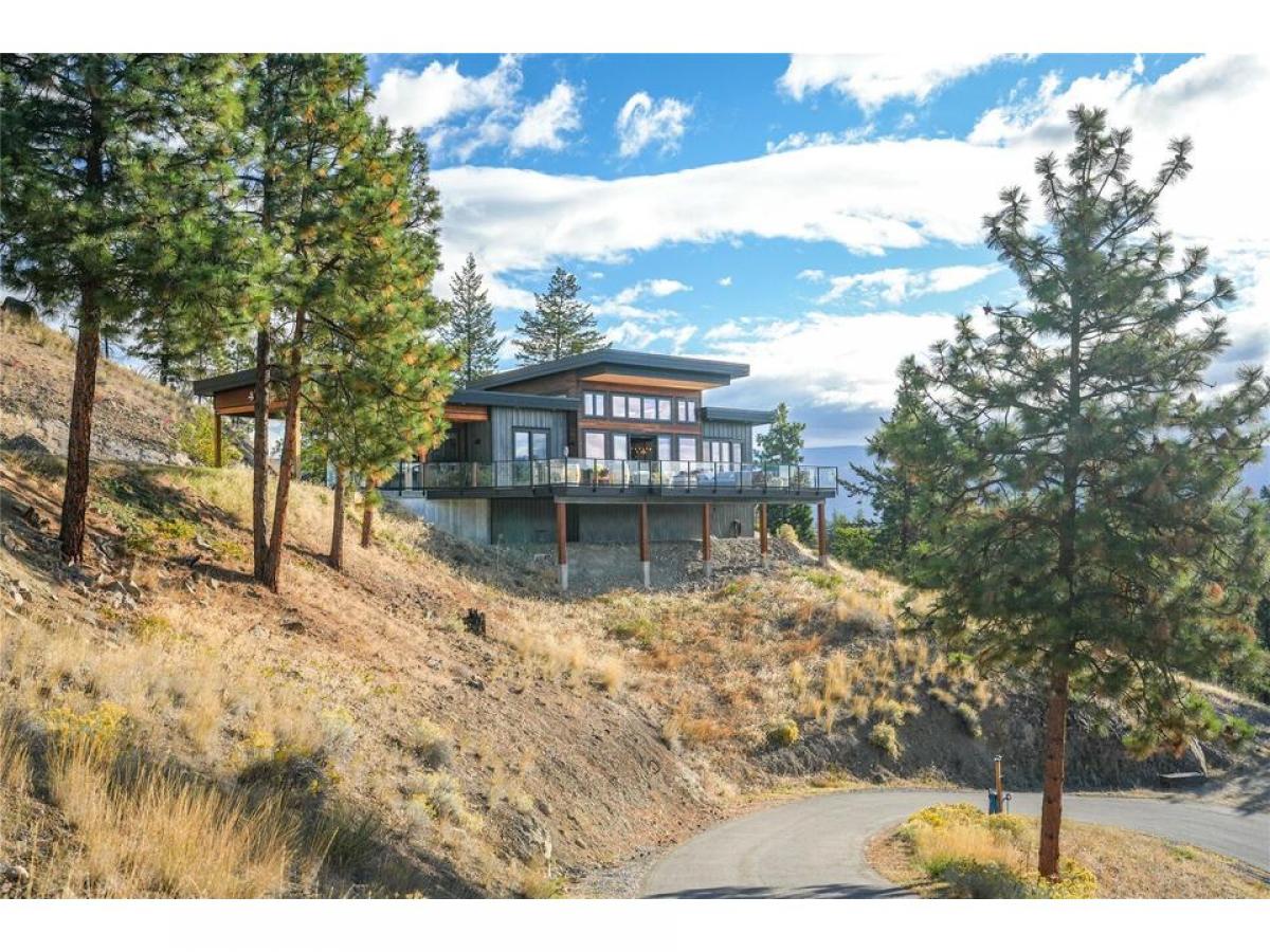 Picture of Home For Sale in Summerland, British Columbia, Canada