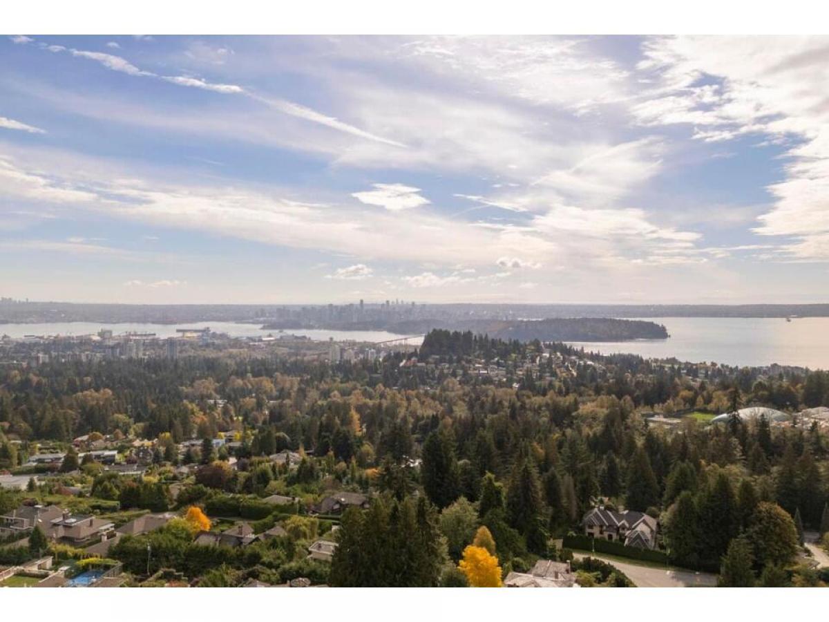 Picture of Home For Sale in West Vancouver, British Columbia, Canada