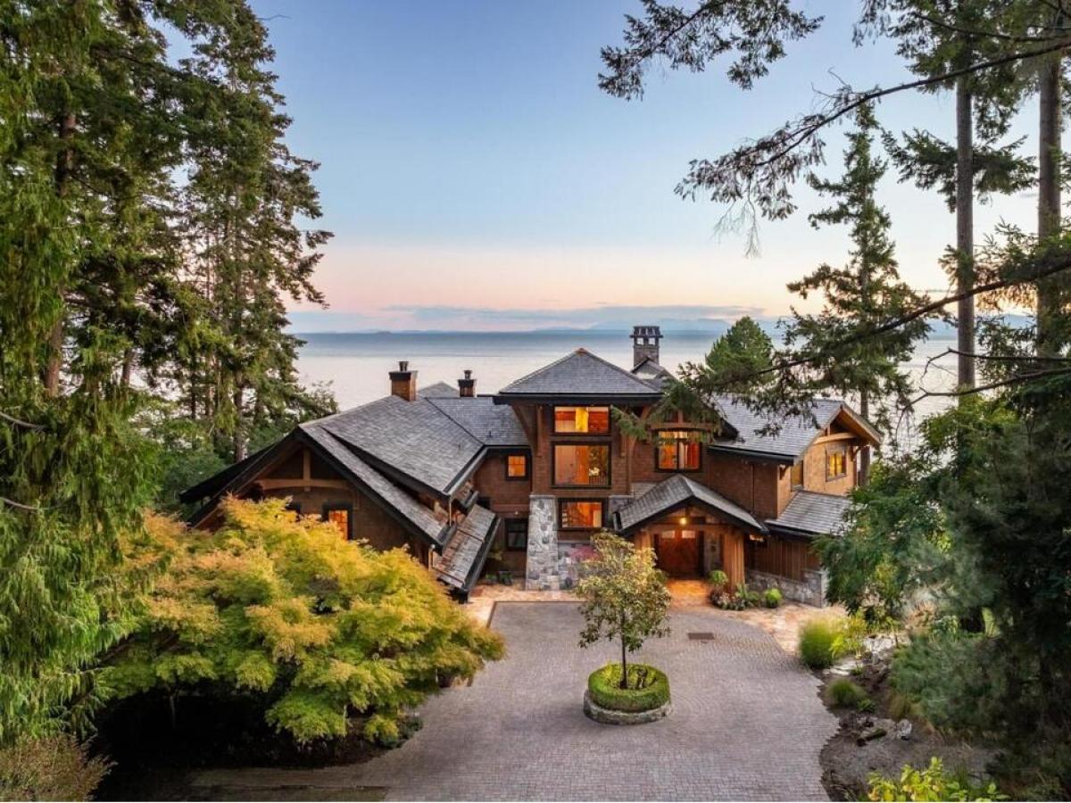 Picture of Home For Sale in Sechelt, British Columbia, Canada