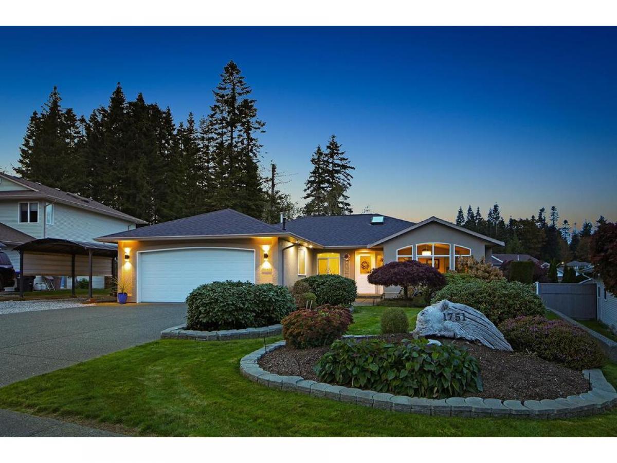 Picture of Home For Sale in Courtenay, British Columbia, Canada