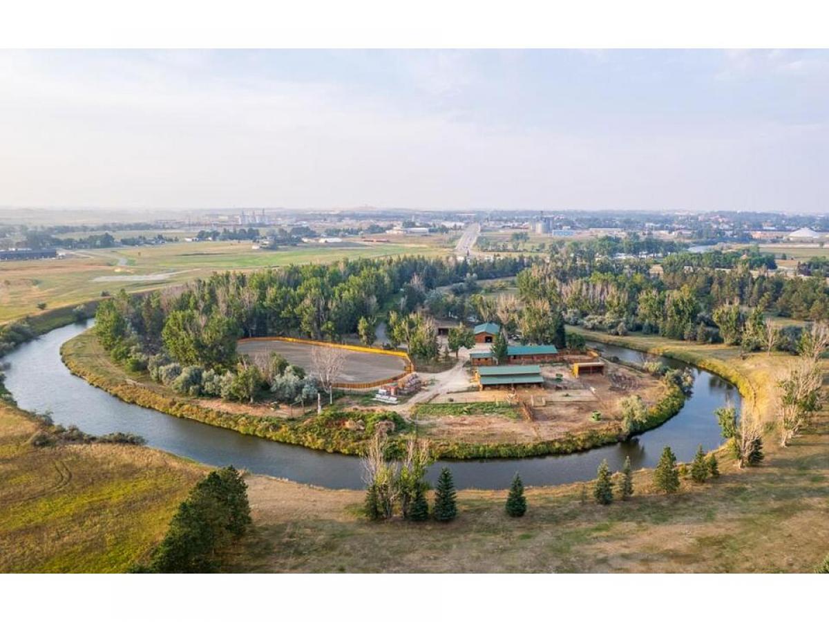 Picture of Home For Sale in Dickinson, North Dakota, United States