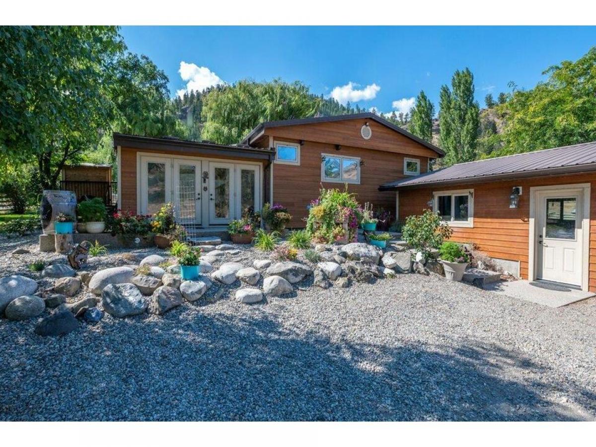 Picture of Home For Sale in Oliver, British Columbia, Canada