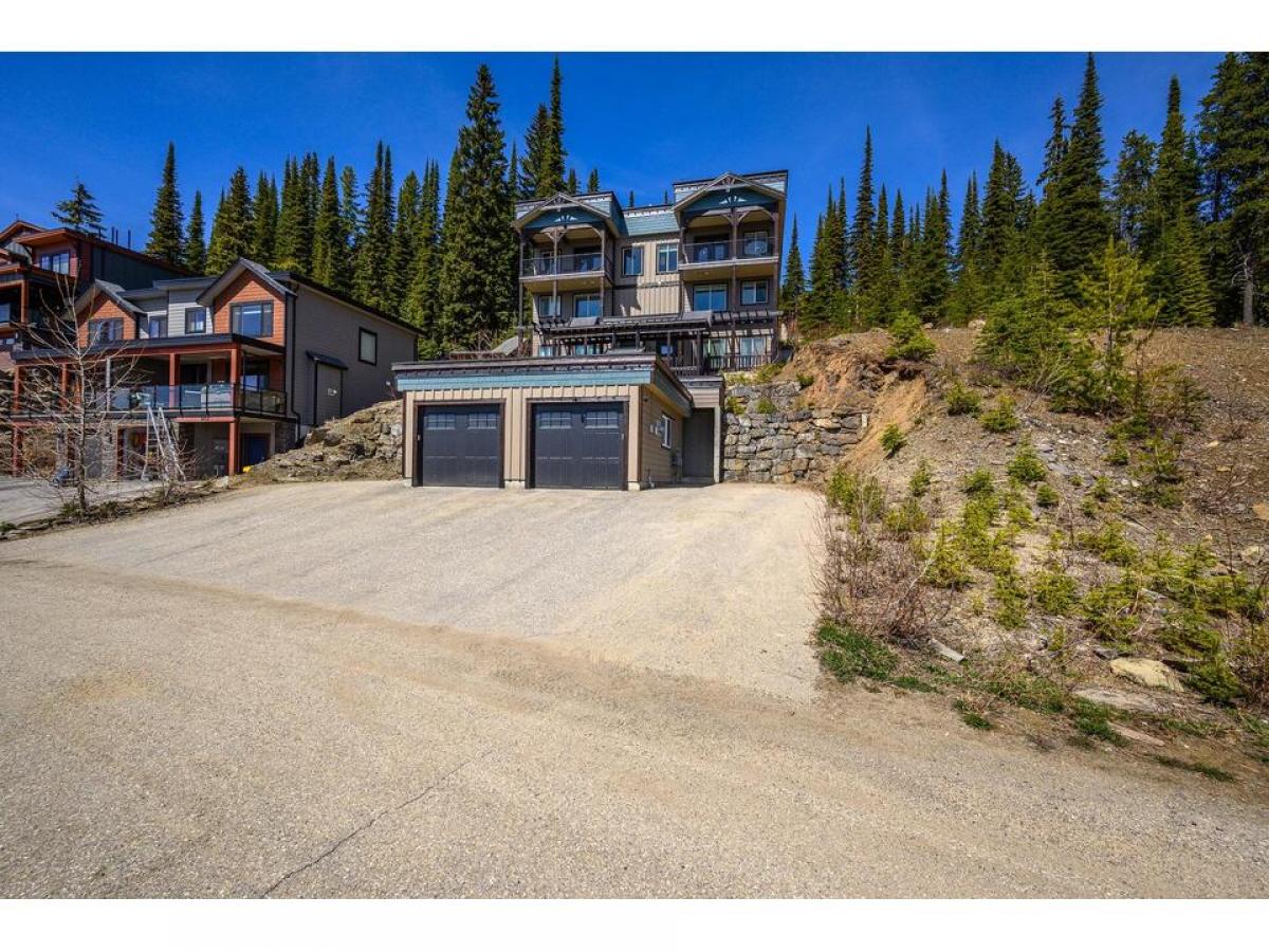 Picture of Home For Sale in Vernon, British Columbia, Canada