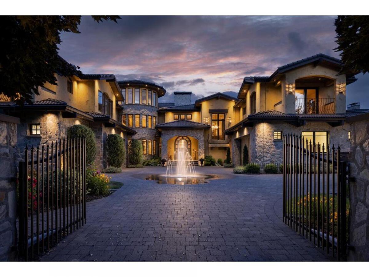 Picture of Home For Sale in Kelowna, British Columbia, Canada