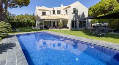 Villa For Sale in Loule, Portugal