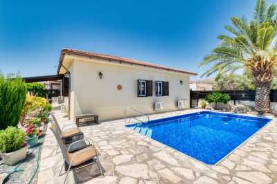 Bungalow For Sale in Skarinou, Cyprus