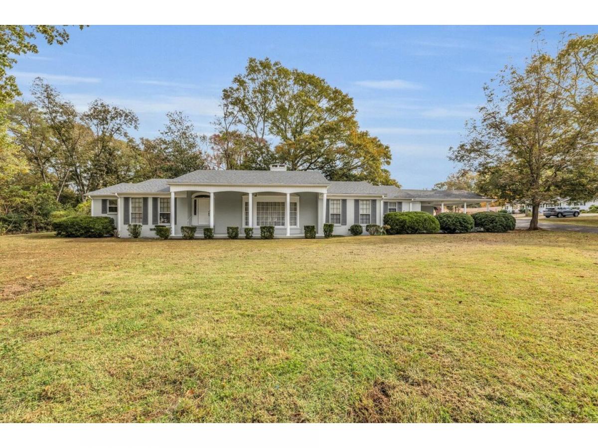 Picture of Home For Sale in Scottsboro, Alabama, United States