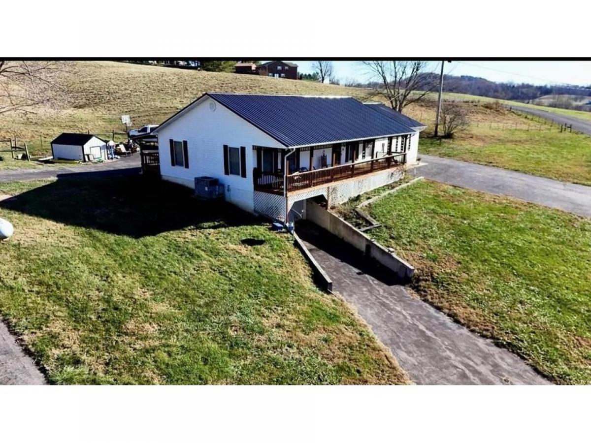 Picture of Home For Sale in Byrdstown, Tennessee, United States