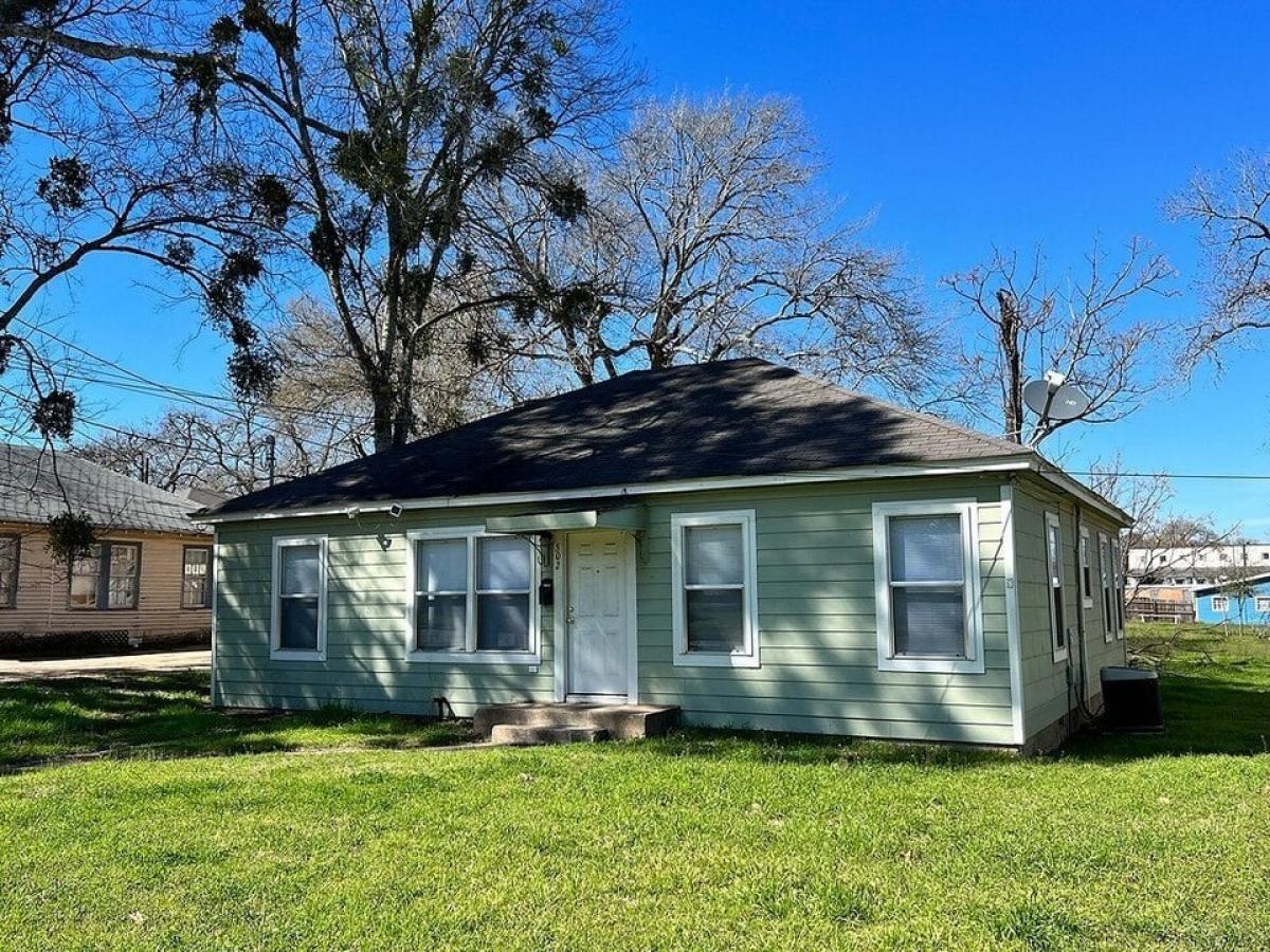 Picture of Home For Sale in Brenham, Texas, United States