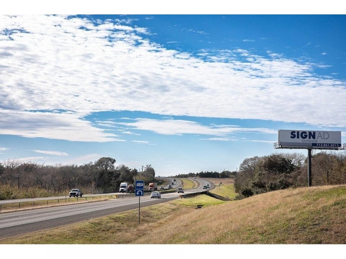 Picture of Home For Sale in Brenham, Texas, United States