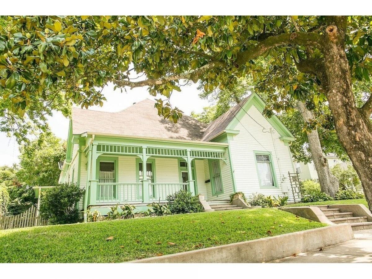 Picture of Home For Sale in Brenham, Texas, United States