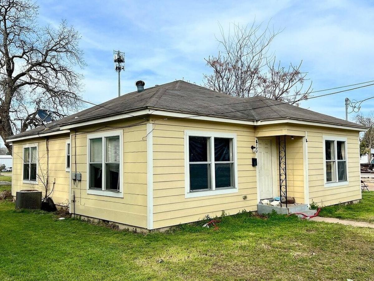 Picture of Home For Sale in Brenham, Texas, United States