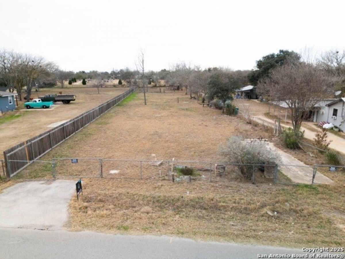 Picture of Residential Land For Sale in Lytle, Texas, United States