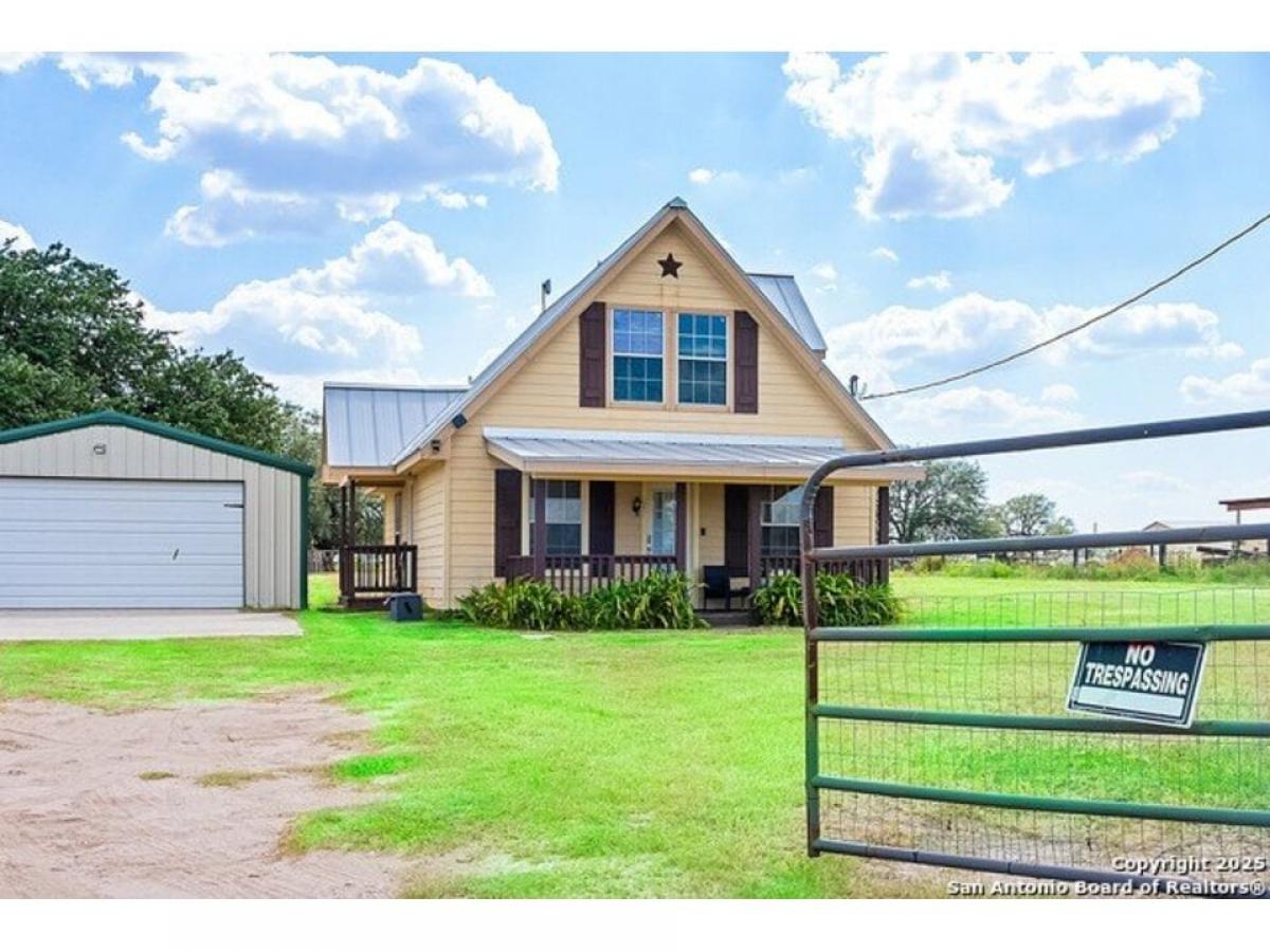 Picture of Home For Sale in Devine, Texas, United States