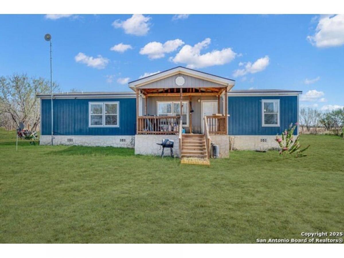 Picture of Home For Sale in Moore, Texas, United States