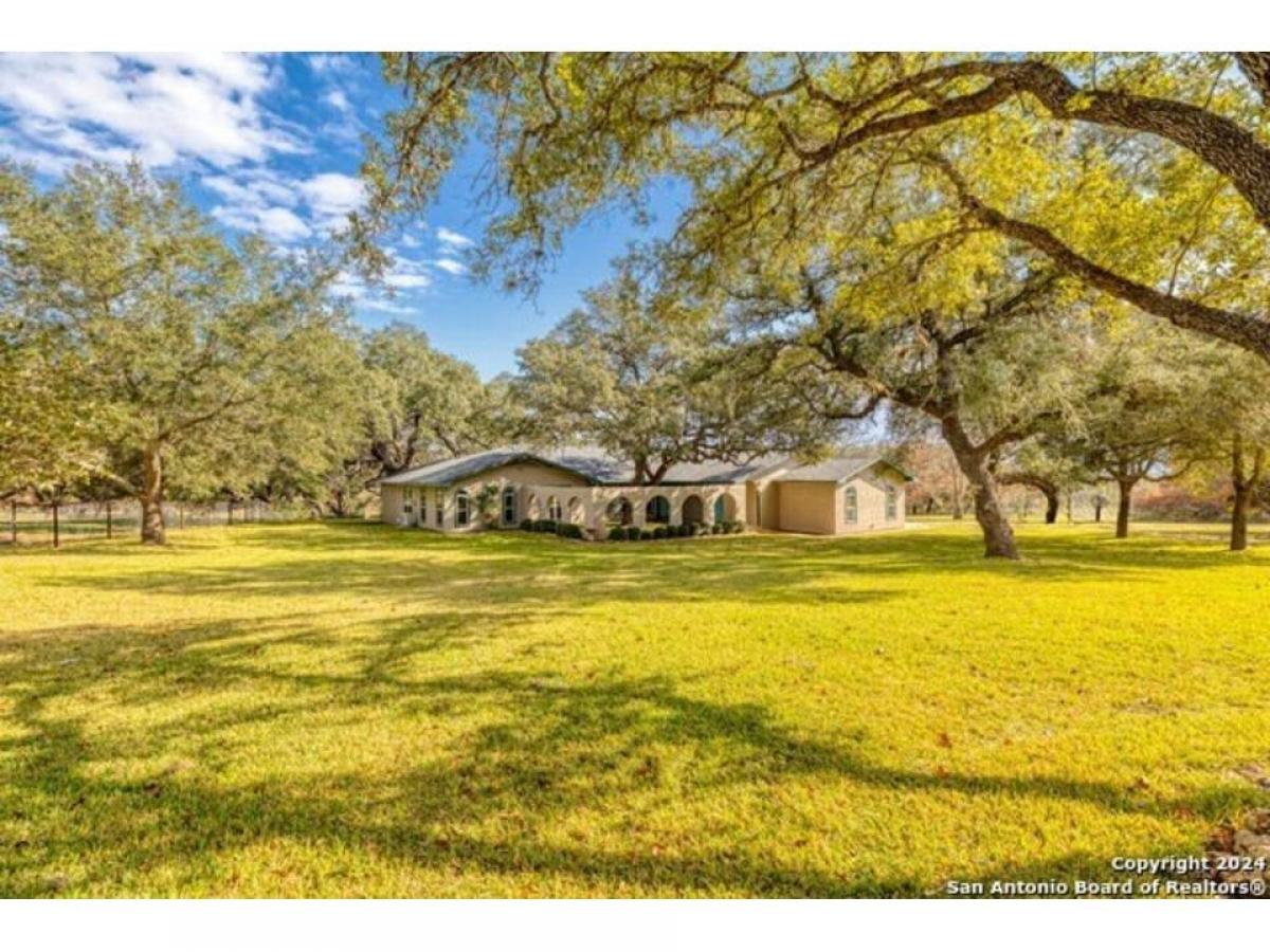 Picture of Home For Sale in Adkins, Texas, United States