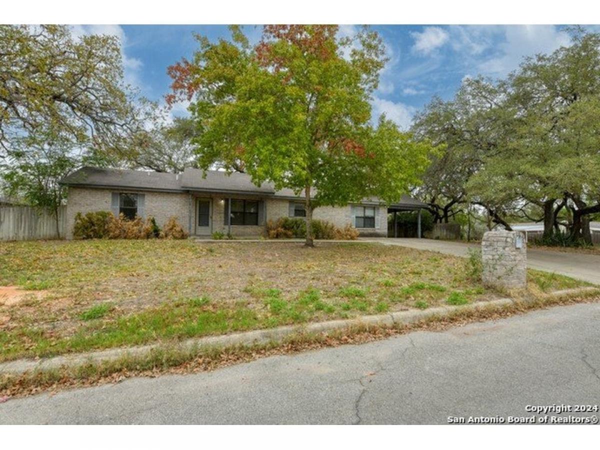 Picture of Home For Sale in Devine, Texas, United States