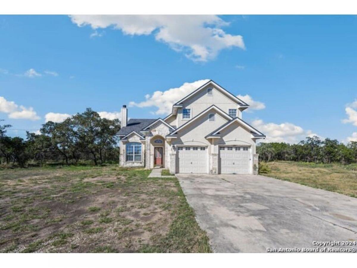 Picture of Home For Sale in Mico, Texas, United States