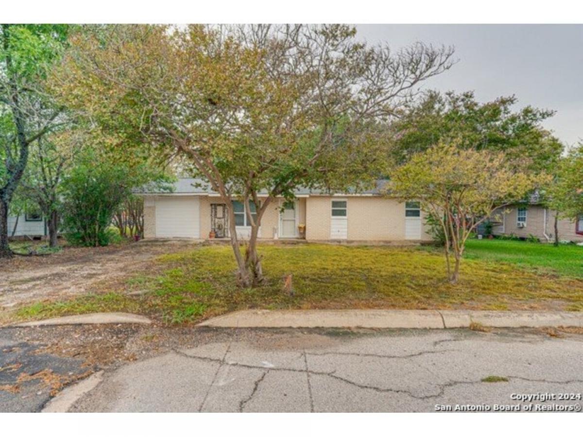 Picture of Home For Sale in Devine, Texas, United States