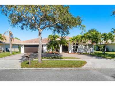 Home For Sale in Royal Palm Beach, Florida