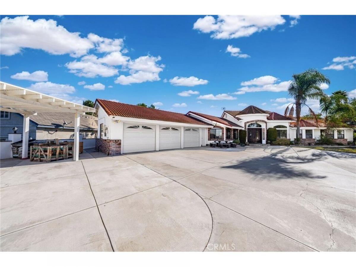 Picture of Home For Sale in Jurupa Valley, California, United States