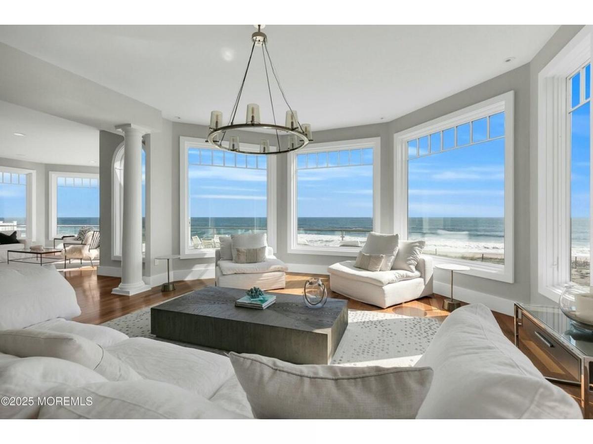 Picture of Home For Sale in Sea Bright, New Jersey, United States