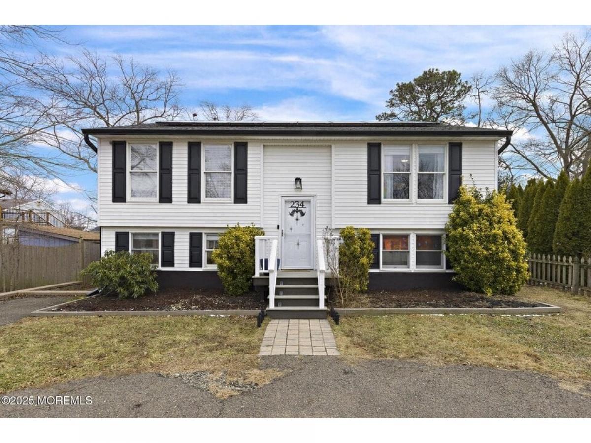 Picture of Home For Sale in Brick, New Jersey, United States