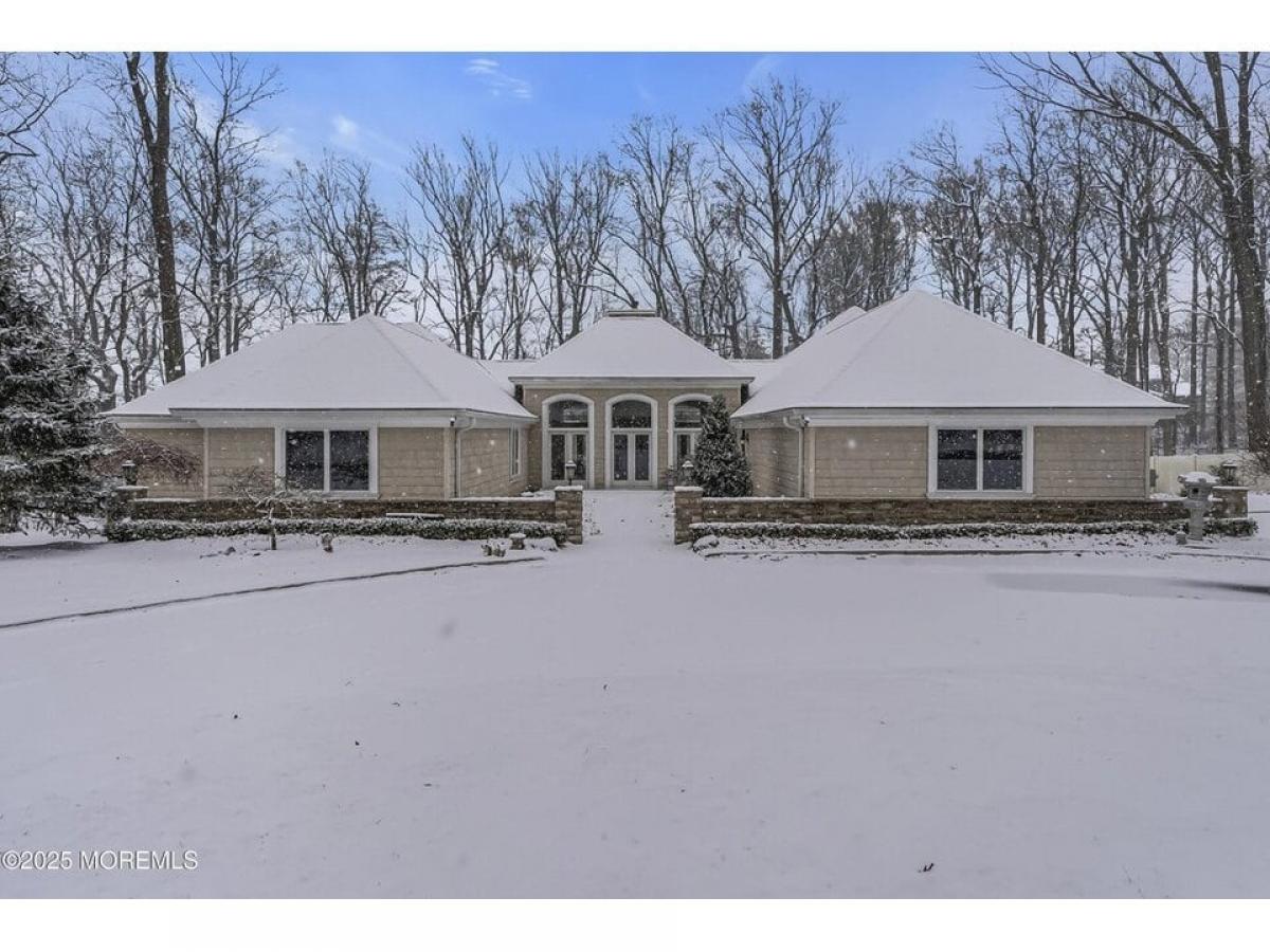 Picture of Home For Sale in Lincroft, New Jersey, United States