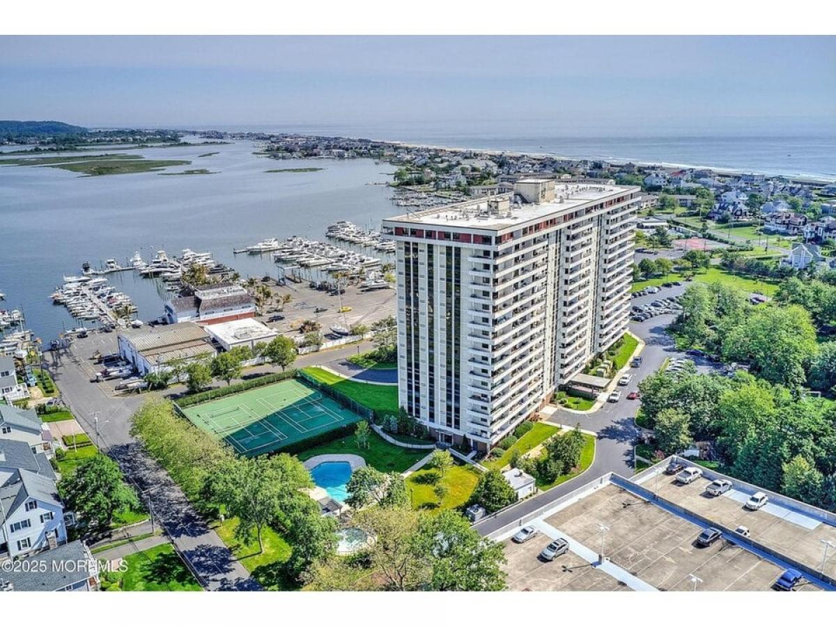 Picture of Home For Sale in Monmouth Beach, New Jersey, United States