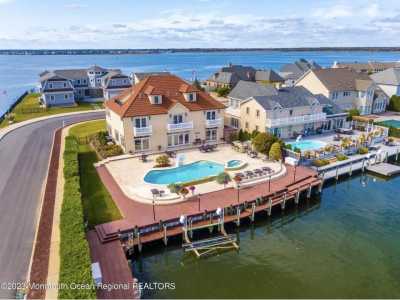 Home For Sale in Mantoloking, New Jersey