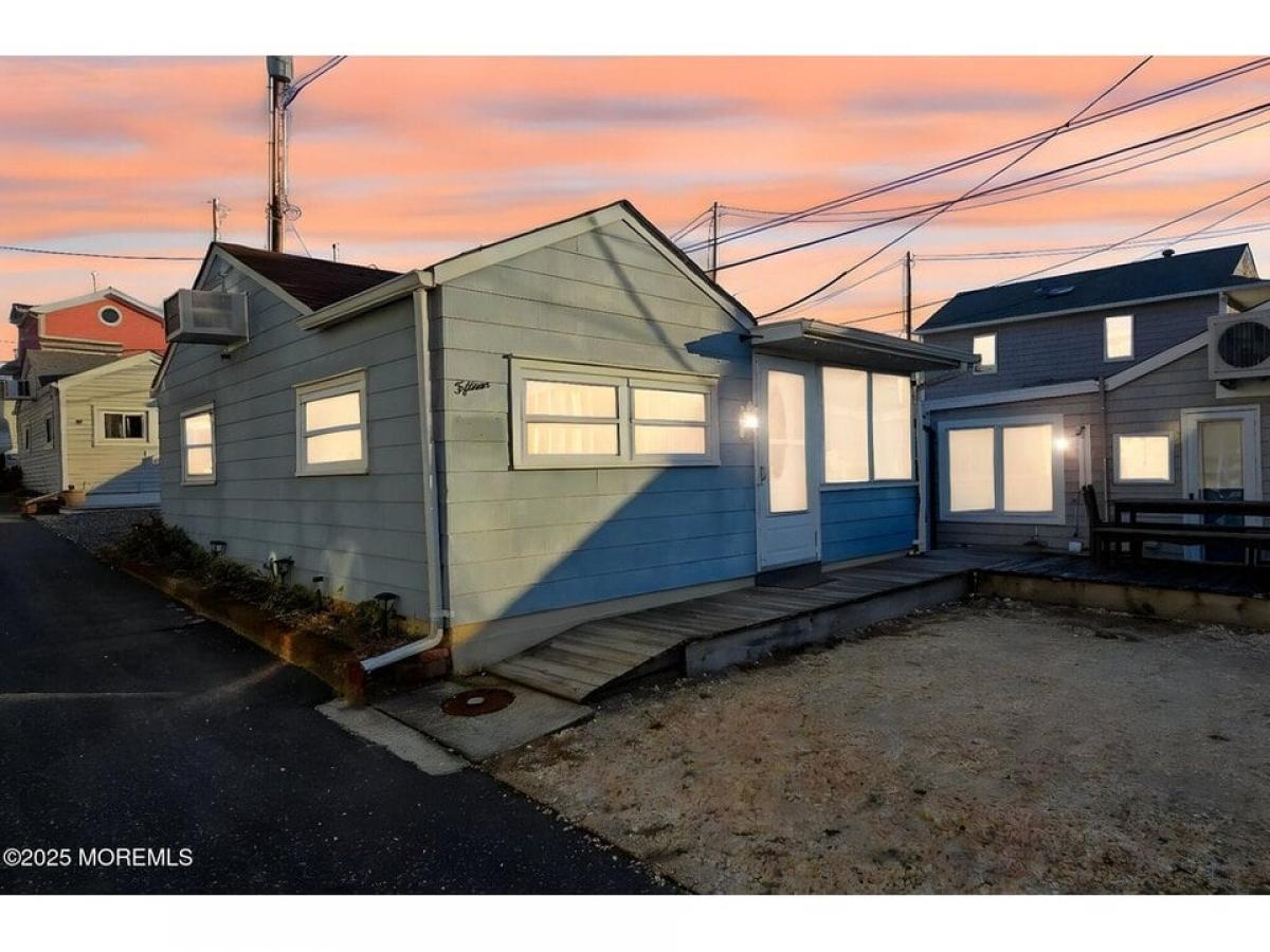 Picture of Home For Sale in Lavallette, New Jersey, United States